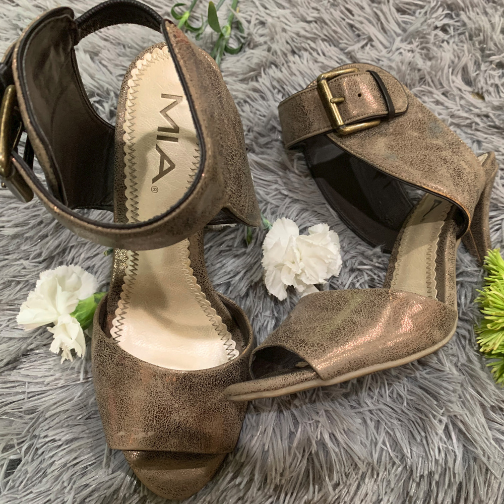 Gold shoes, size 6 1/2
